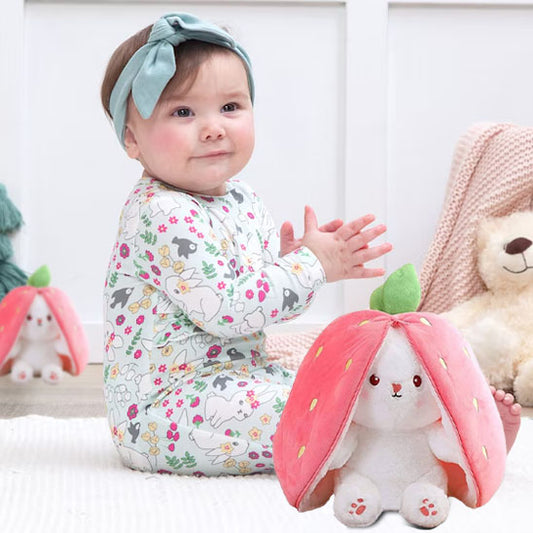 bebe avec son peluche lapin rose
