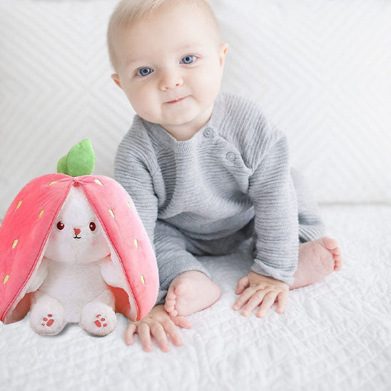 bebe avec son peluche lapin