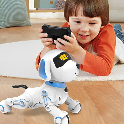 bebe joue avec un Jouet robot