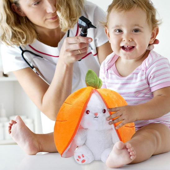 mamans bebe avec son peluche lapin