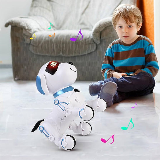 enfant joue avec son Jouet robot