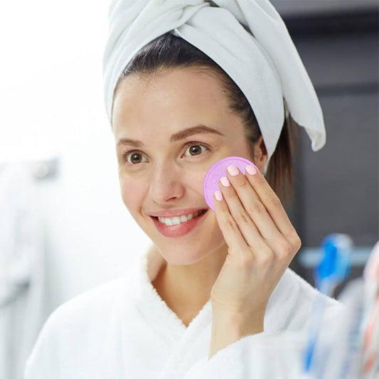 femme utilise coton démaquillants