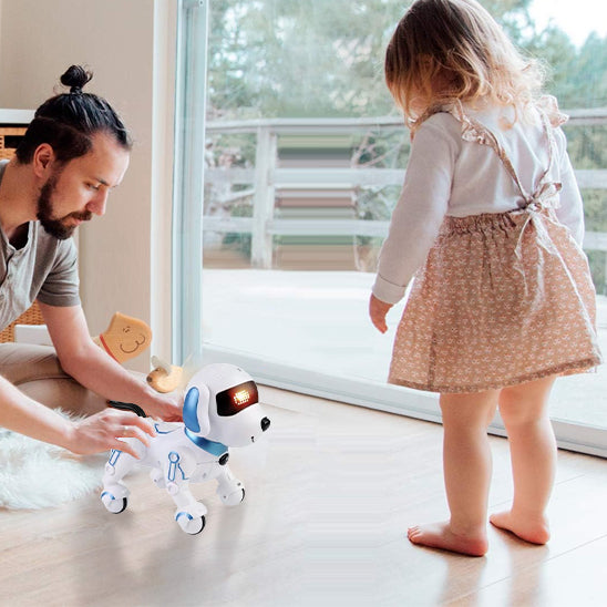 papa joue avec sa fille au Jouet robot